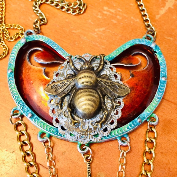 Mixed media steampunk cosplay bee necklace - Picture 10 of 11